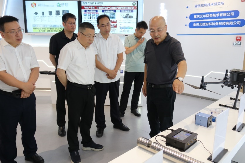 一群人站在室內(nèi)

AI 生成的內(nèi)容可能不正確。